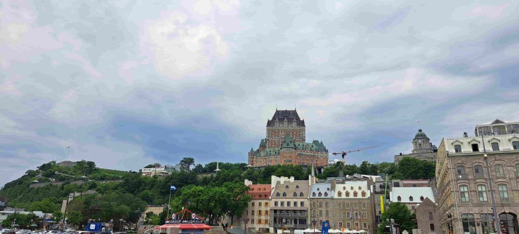 Vista del Chateau Le Frontenac, en Quebec, Canadá, desde el puerto