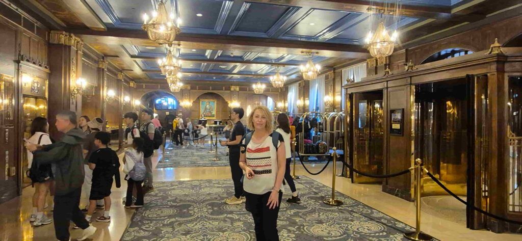 Mujer posando en el hall del Hotel Fairmont Chateau Le Frontenac en Quebec, Canadá