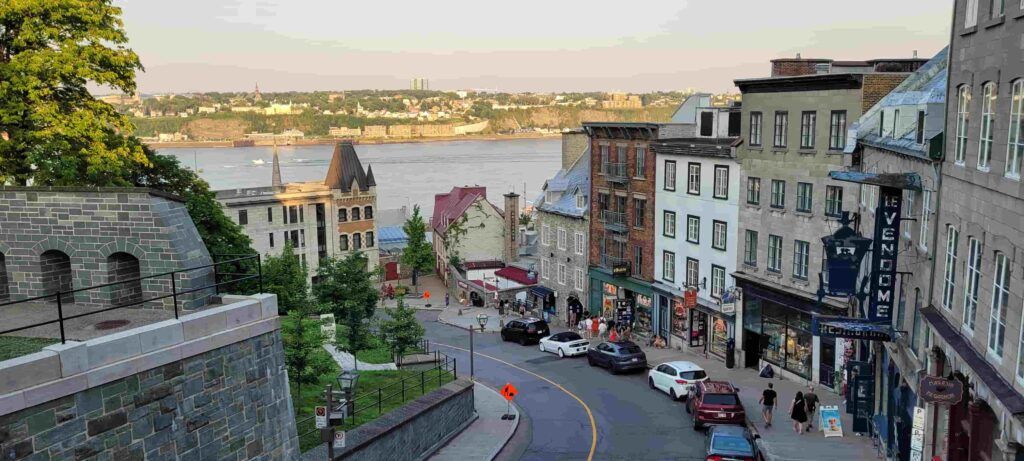 Cuesta pronunciada en una calle Viejo Quebec, Canadá, que lleva a la parte baja de la ciudad