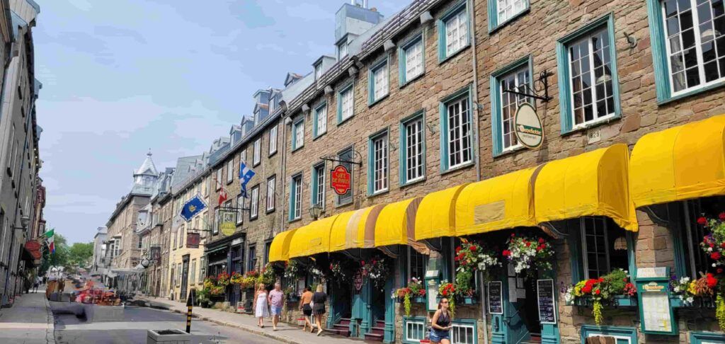 Calle del Viejo Quebec, en Canadá, con edificios de piedra