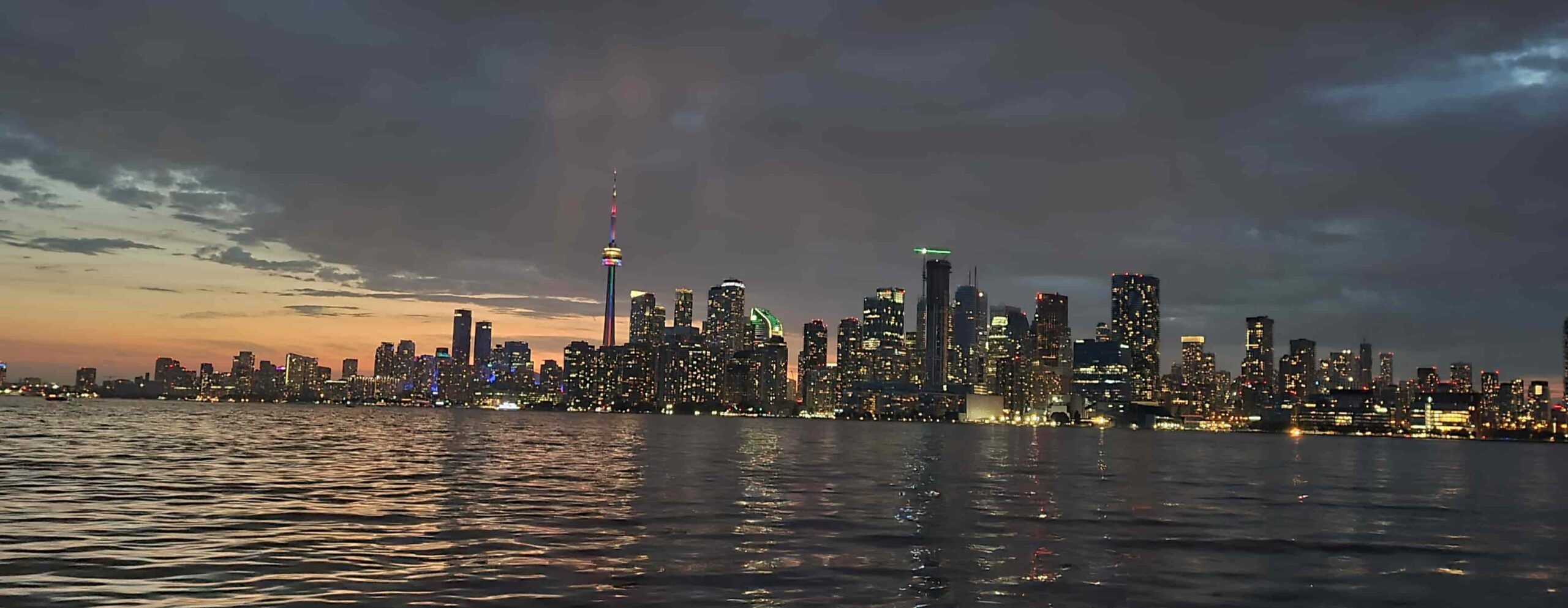 toronto skyline iluminado