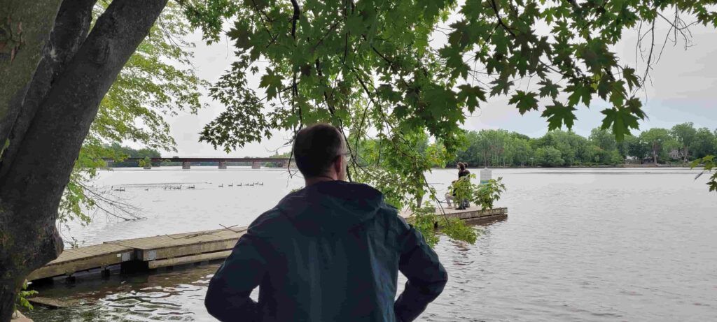 Persona mirando el río Mil Islas en los alrededores del Hotel Le Rivage, cerca de Montreal