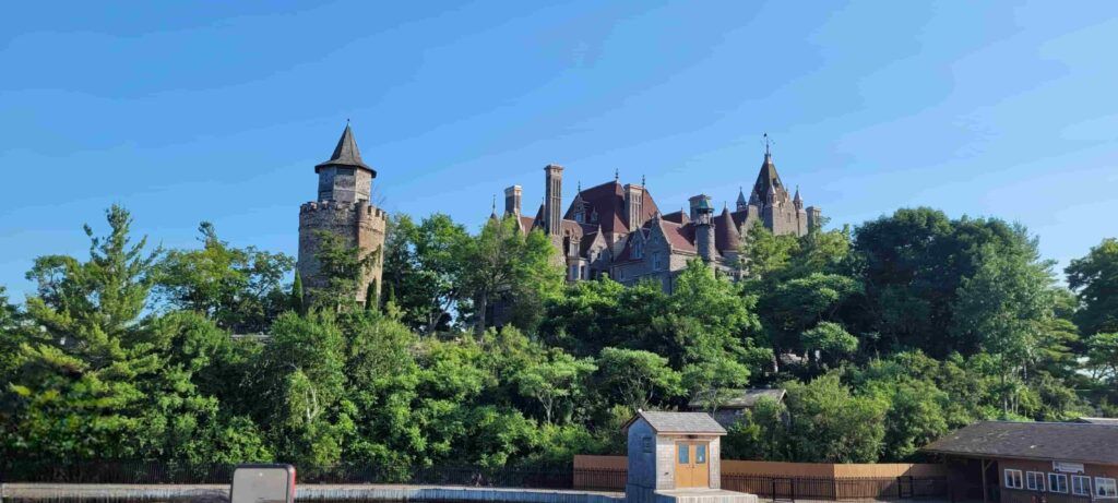 Castillo de Boldt en Heart Island, en mitad del Río San Lorenzo, desde el crucero por las Mil Islas