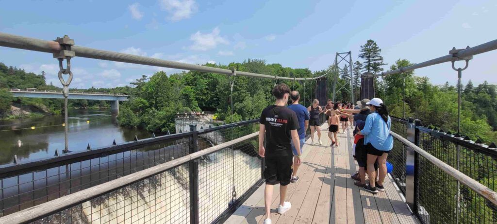 Personas cruzando el puente colgante sobre las Cataratas de Montmorency, cerca de Quebec, Canadá