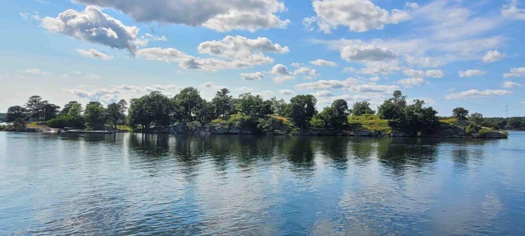 Vistas a una isla en medio del río desde un crucero por las Mil Islas de Canadá