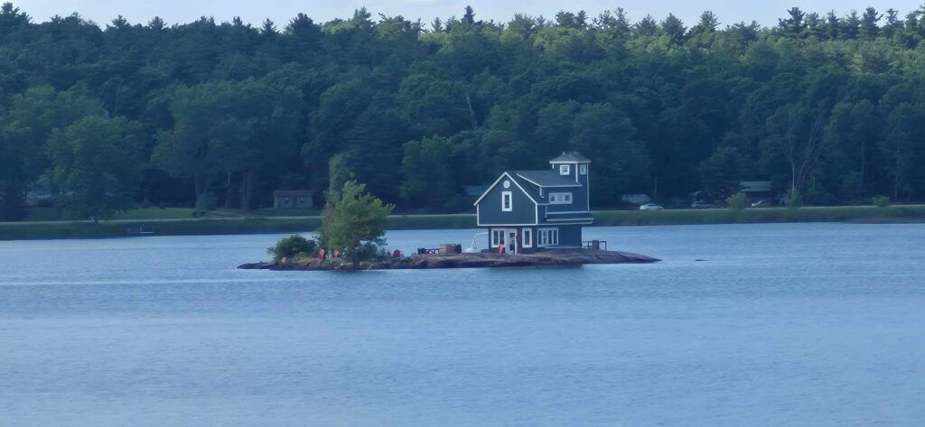 Casa en una pequeña isla del Río San Lorenzo, Canadá