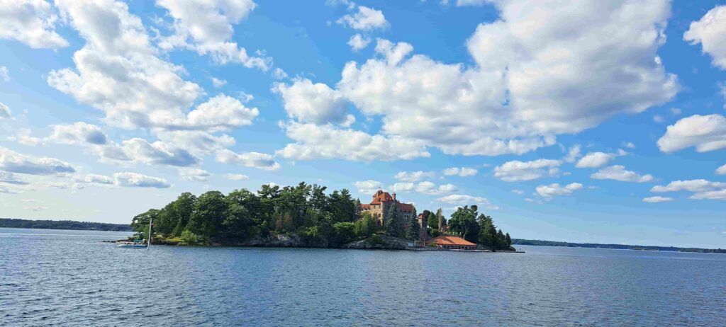 Panorámica de Singer Castle, en Dark Island, en mitad del Río San Lorenzo, en la zona de las Mil Islas