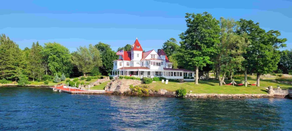 Casa lujosa en la localidad de Rockport, en Canadá, vista desde el crucero por las Mil Islas