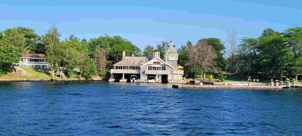 Casa lujosa en la localidad de Rockport, en Canadá, con su propio embarcadero de lanchas, en la zona de las Mil Islas