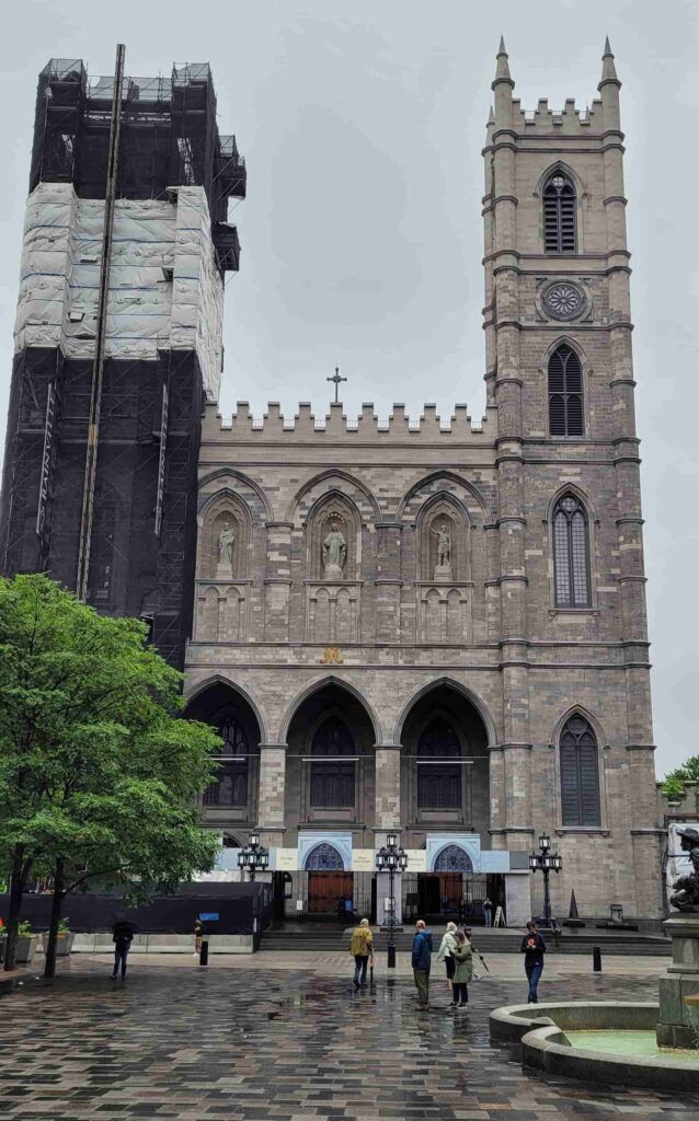 Exterior de la Basílica de Notre Dame en Montreal, Canadá