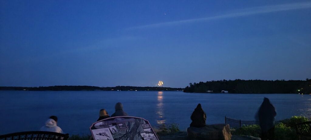 Fuegos artificiales del 4 Julio vistos desde Rockport, en Canadá