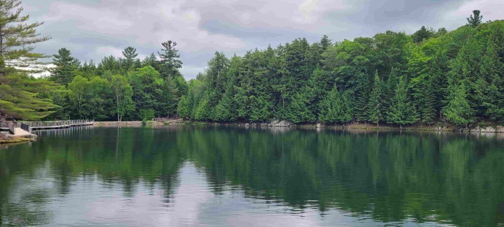 Laguna en el Parque Omega, Canadá
