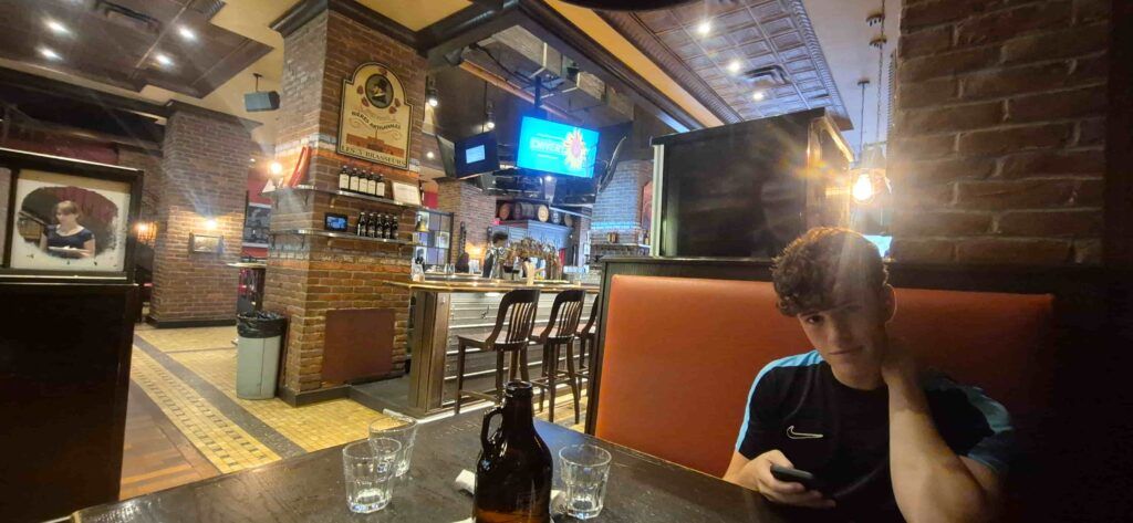 Interior del restaurante Les 3 Brasseurs, en Montreal, Canadá