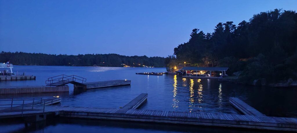 Vista nocturna al embarcadero de lanchas de Rockport, Canadá, desde la terraza trasera de nuestra habitación en el hotel Boathouse Inn