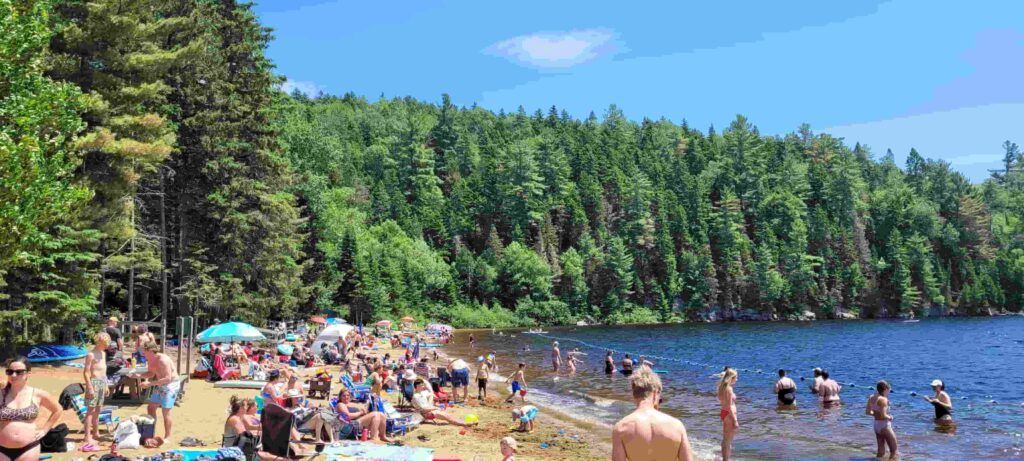 Playa Édouard llena de gente en un día de verano en el Parque La Mauricie en Canadá