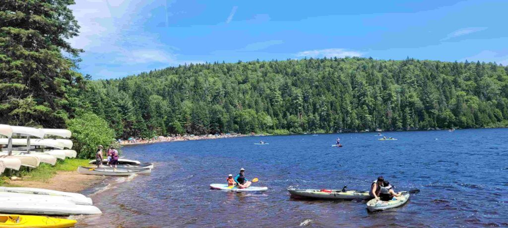 Kayaks junto a la Playa Édouard en el Parque La Mauricie en Canadá