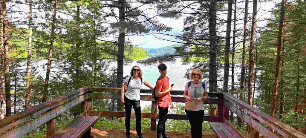 Grupo familiar asomados a un mirador del Parque La Mauricie, en Canadá