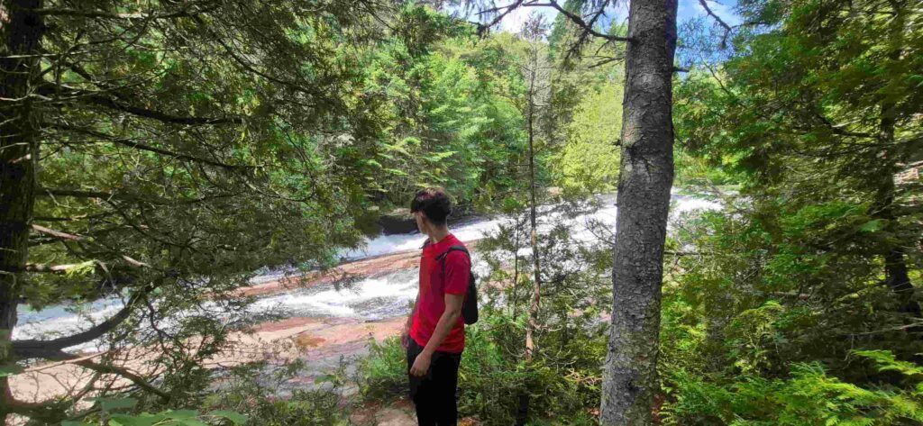 Chico posando en la zona de Les Cascades del Parque La Mauricie en Quebec, Canadá