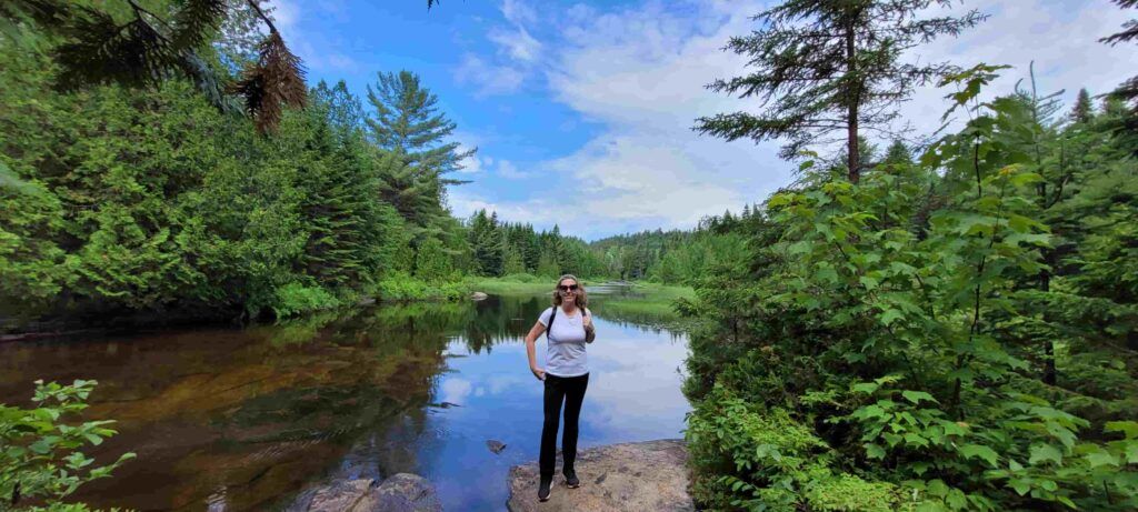 Mujer posando en la zona de Les Cascades del Parque La Mauricie en Quebec, Canadá