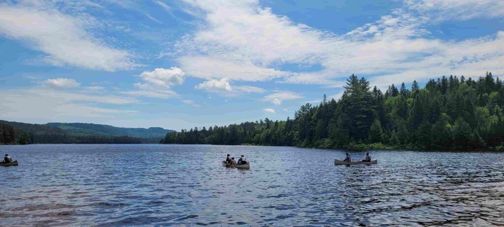 Canoas navegando en el Lago Wapizagonke del Parque La Mauricie en Canadá