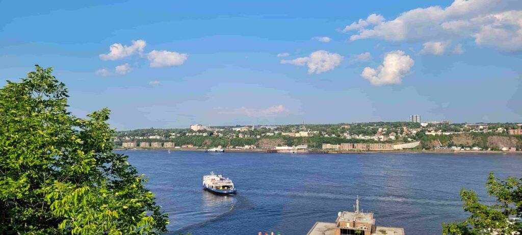 Vistas del Río San Lorenzo, en Quebec, Canadá, desde la Terrasse Dufferin