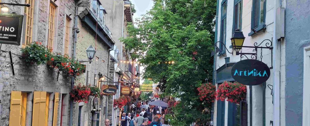 Rue du Petit Champlain en Quebec, Canadá, iluminada durante el día