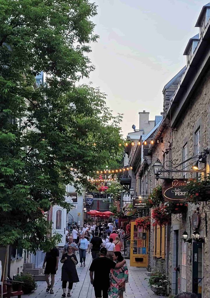 Rue du Petit Champlain en Quebec, Canadá, iluminada durante el día, con las escaleras al fondo