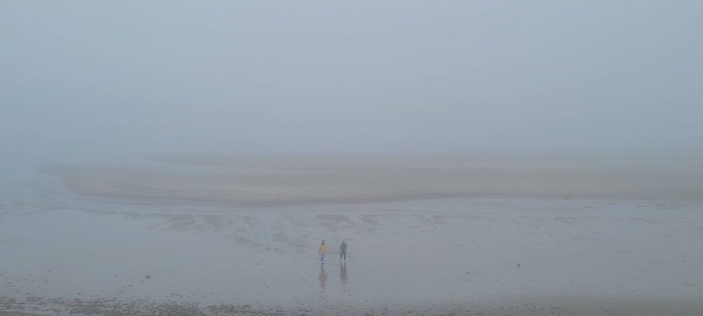 Vista de la playa de Tadoussac donde se aprecia que la densa niebla no permite ver prácticamente nada