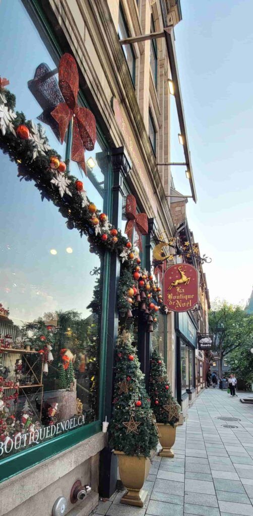 Escaparate de la tienda de navidad La Boutique de Noel en Quebec, Canadá