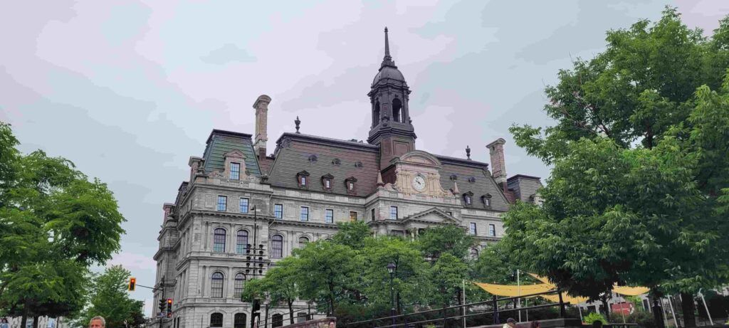 El Viejo Ayuntamiento de Montreal, Canadá. ¿Parece Montreal una ciudad francesa?
