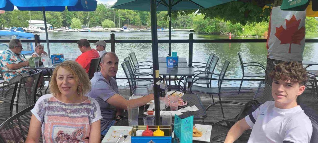 Familia comiendo en el restaurante Lock 27 Tap & Grill, junto al Lago Clear, en Ontario, Canadá
