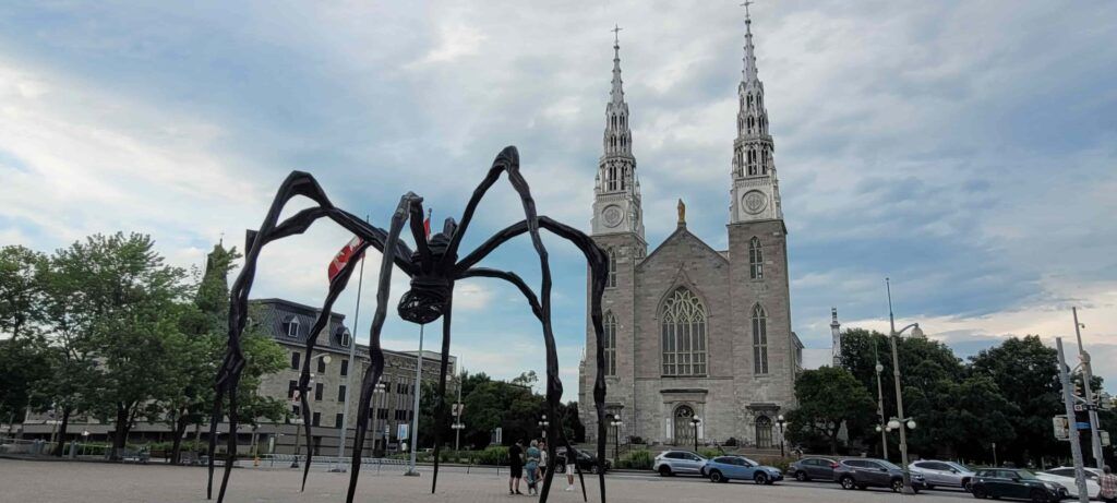 Araña Maman y Basílica de Notre Dame en Otawa, Canadá