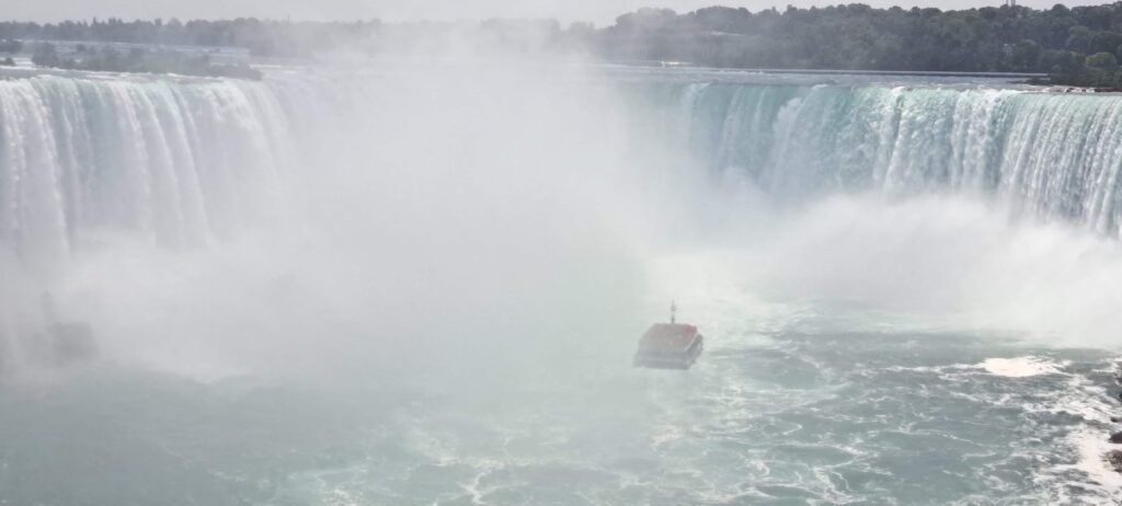 Barco Hornblower adentrándose debajo de la Cascada Horseshoe en las Cataratas del Niágara
