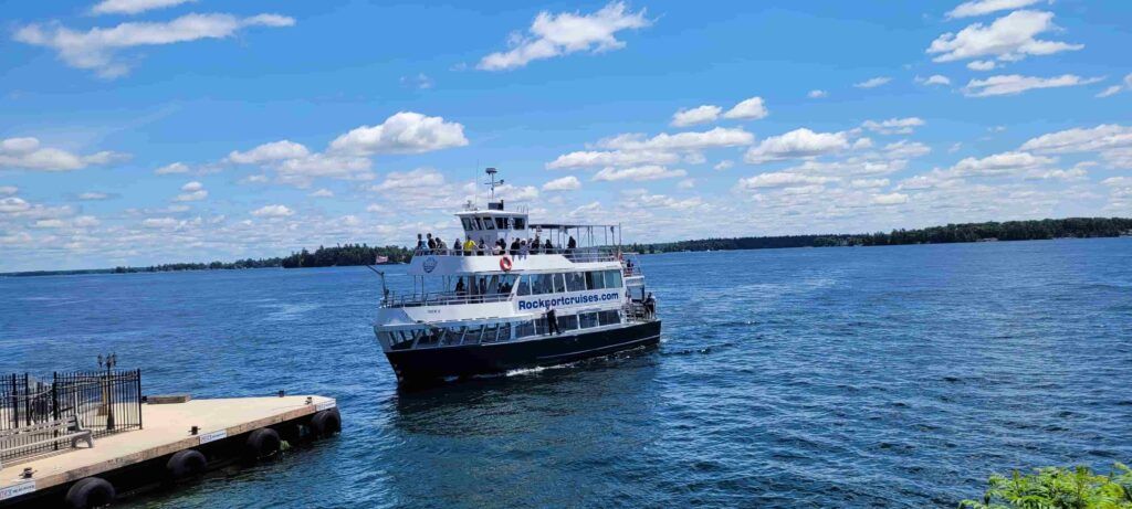 Barco de la compañía Rockportcruises para realizar el crucero por las Mil Islas, en Canadá
