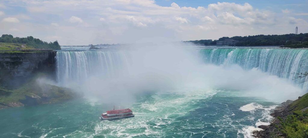 Barco Hornblower alejándose de la Cascada Horseshoe en las Cataratas del Niágara