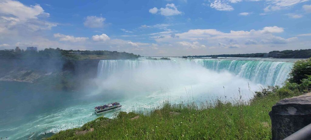 Barco Hornblower llegando a la Cascada Horseshoe en las Cataratas del Niágara