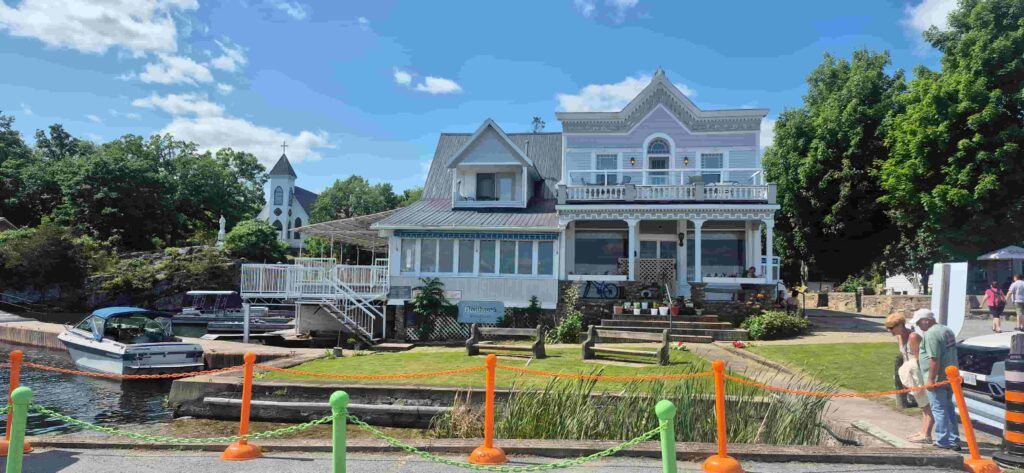 Edificio principal del hotel Boathouse Inn en la localidad de Rockport, en Ontario, Canadá