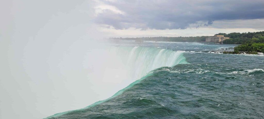 Lugar de la caída del agua  de la cascada Horseshoe, en las Cataratas  del Niágara