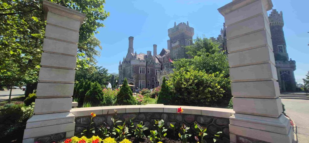 Vista de Casa Loma en Toronto, desde sus jardines