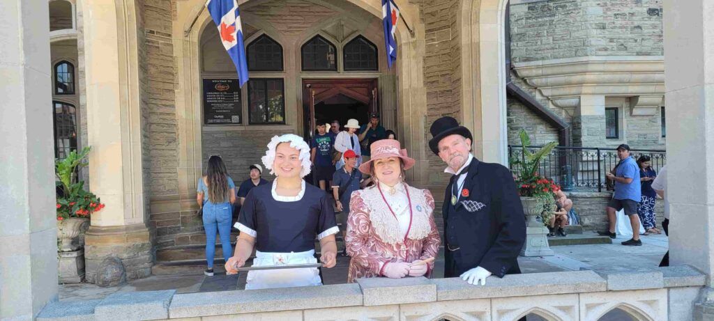 Personas disfrazadas de época en Casa Loma  en Toronto, Canadá