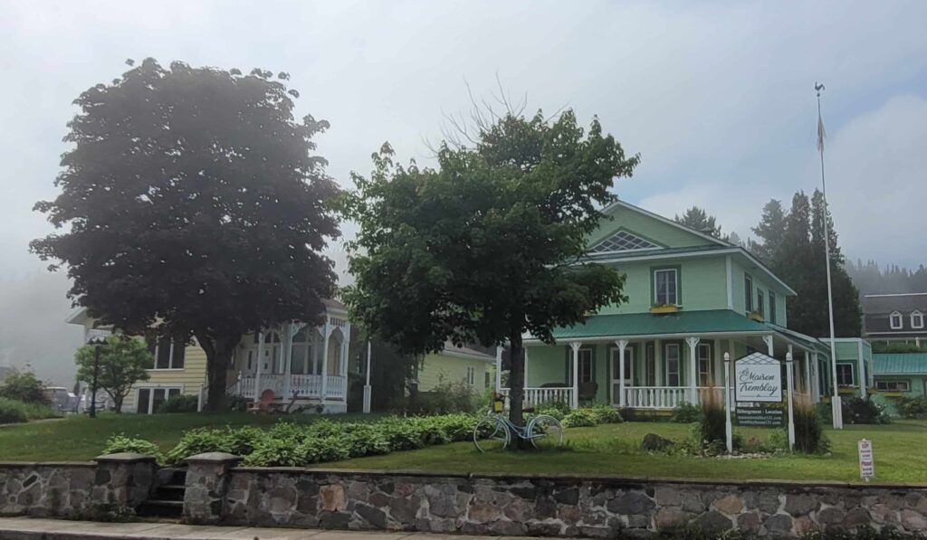 Casas típicas  entre la niebla en el norte de Canadá, en Tadoussac 