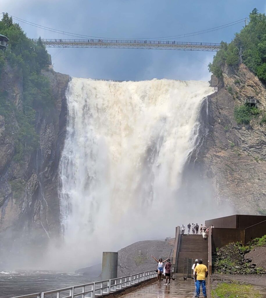 Vista de las Cataratas de Montmorency desde su base
