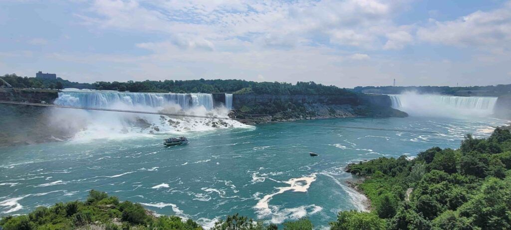 Se muestran ambas cascadas, la Americana y la de Herradura, en las Cataratas del  Niágara