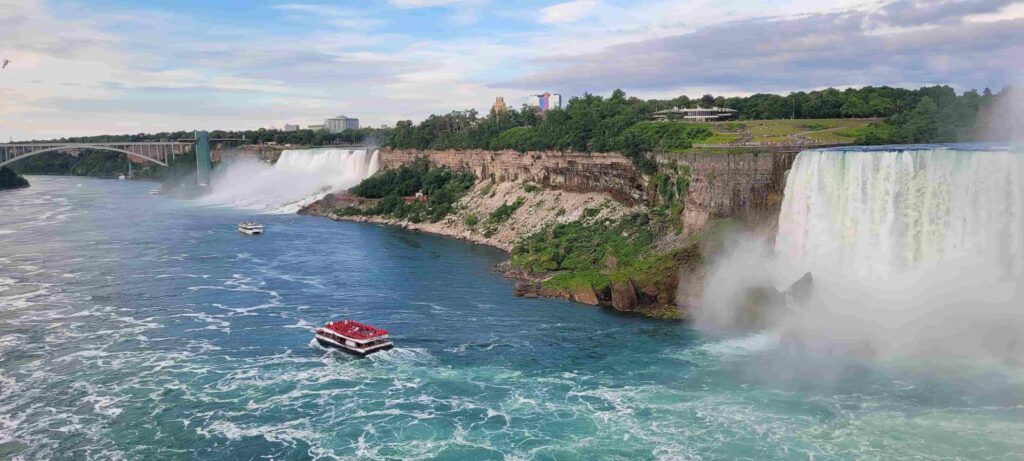 Barco Hornblower alejándose de la Cascada Horseshoe en dirección a la Cascada Americana, en las Cataratas del Niágara