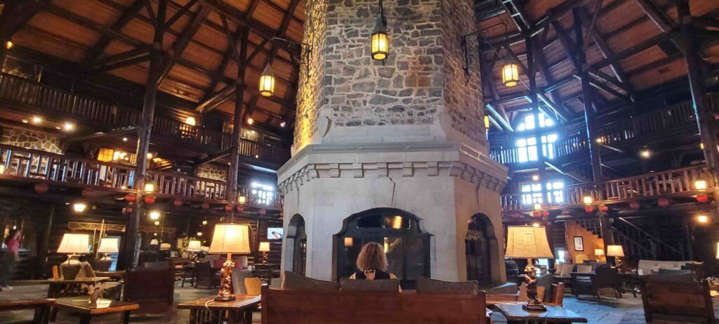 Espectacular chimenea hexagonal del salón central del Hotel Fairmont Chateau Montebello , en Canadá