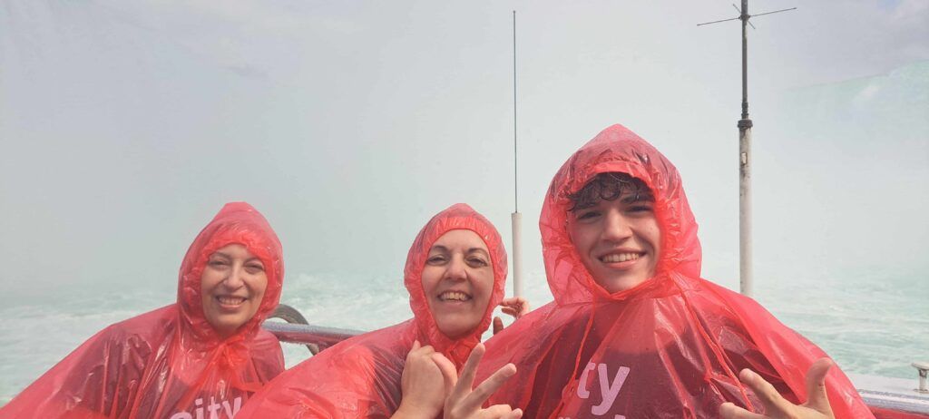 Personas con los chubasqueros rojos del barco Horblower en las Cataratas del Niágara, después de haberse mojado