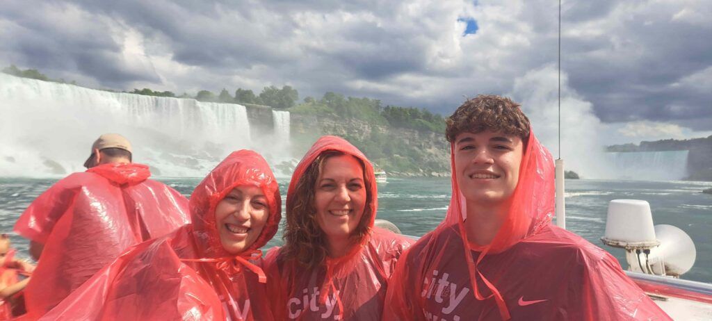 Personas con los chubasqueros rojos del barco Horblower en las Cataratas del Niágara