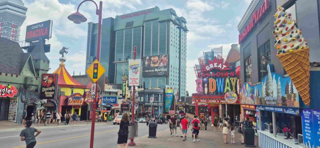 Gente paseando por Clifton Hill , en Niágara Falls, Canadá