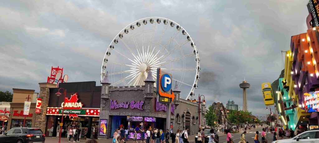 Clifton Hill, en Niágara Falls, Canadá. Al fondo podemos ver la noria gigante, y el Skylon