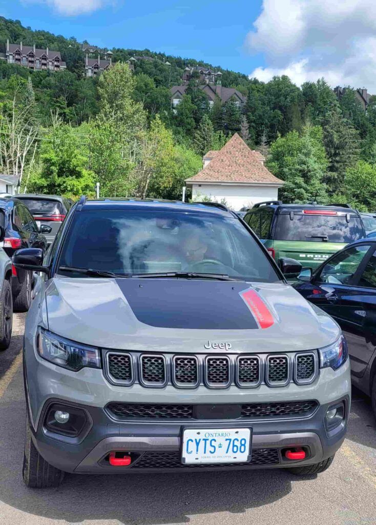Coche aparcado junto a otros coches en un parking al aire libre del pueblo canadiense de Mont-Tremblant